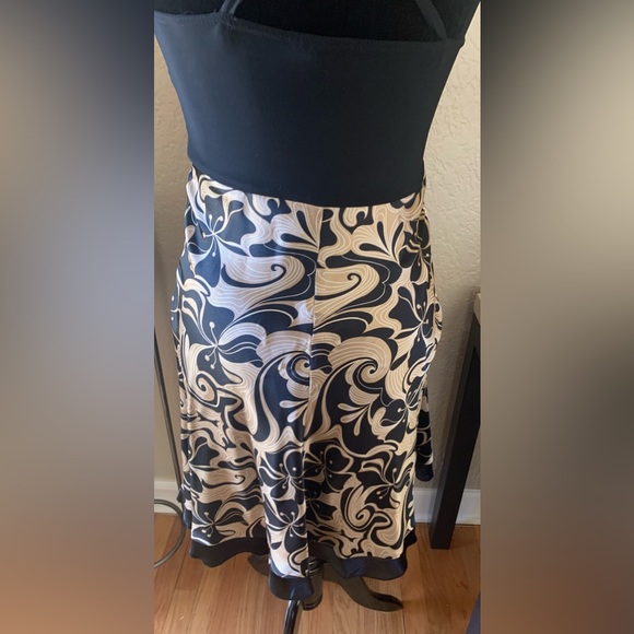 Intrigue Black and Gold Sleeveless Dress with Criss Cross back straps ~ Size L - Picture 5 of 6